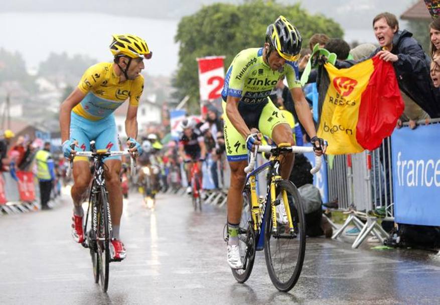 Negli ultimi 1000 metri parte Contador, a ruota Nibali. I due si testano, si studiano, si guardano. Bettini